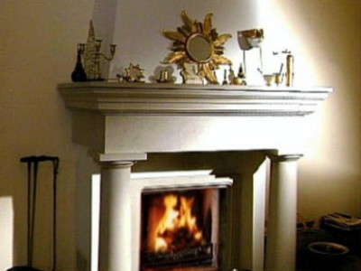 kamin, kaminal ilus dolomiidist vooderdis, avatud kolle, ei ole ahi, on südamik, üleskäiva uksega. korsten, tuletoru, korsten viib suitsu korstnasse, lisatud kaunis element, asub esimesel korrusel, kaunis, avatud kolle, sammastega