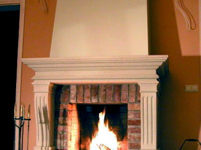 kamin, kaminal ilus dolomiidist vooderdis, avatud kolle, ei ole ahi, on südamik, üleskäiva uksega. korsten, tuletoru, korsten viib suitsu korstnasse, lisatud kaunis element, asub esimesel korrusel, kaunis, avatud kolle.