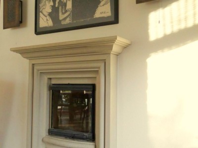 kamin, kamin, avatud nurgaga. kamin, kamin, kamin, kaminal ilus dolomiidist vooderdis, avatud kolle, ei ole ahi, on südamik, üleskäiva uksega. korsten, tuletoru, korsten viib suitsu korstnasse, lisatud kaunis element, asub esimesel korrusel, kaunis, avatud kolle, esifassaaf paekivist, sambad ja looduskivi, mis on kaunis. Asub saaremaal. Korsten moodulkorsten, fireplace mantelpiece.