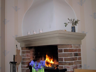 kaminal ilus dolomiidist vooderdis, avatud kolle, ei ole ahi, on südamik, üleskäiva uksega. korsten, tuletoru, korsten viib suitsu korstnasse, lisatud kaunis element, looduskivi