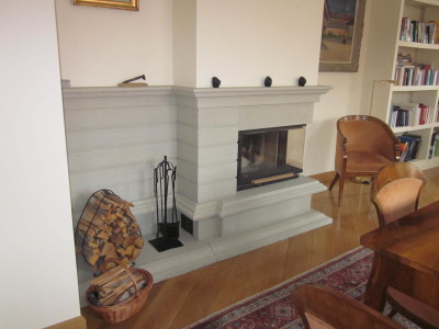 kamin, saadiku residents, kaminal ilus dolomiidist vooderdis, avatud kolle, ei ole ahi korsten, tuletoru, korsten.