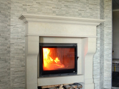 kamin kaminal ilus dolomiidist vooderdis, avatud kolle, ei ole ahi korsten, tuletoru, korsten.