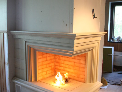 kamin, avatud nurgaga. kamin, kamin, kamin, kaminal ilus dolomiidist vooderdis, avatud kolle, ei ole ahi, on südamik, üleskäiva uksega. korsten, tuletoru, korsten viib suitsu korstnasse, lisatud kaunis element, asub esimesel korrusel, kaunis, avatud kolle, esifassaaf paekivist, sambad ja looduskivi.