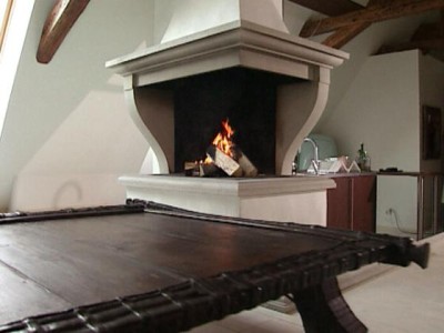 pööningukamin, kamin, avatud nurgaga. kamin, kamin, kamin, kaminal ilus dolomiidist vooderdis, avatud kolle, ei ole ahi, on südamik, üleskäiva uksega. korsten, tuletoru, korsten viib suitsu korstnasse, lisatud kaunis element, asub esimesel korrusel, kaunis, avatud kolle, esifassaaf paekivist, sambad ja looduskivi, mis on kaunis. Asub saaremaal.