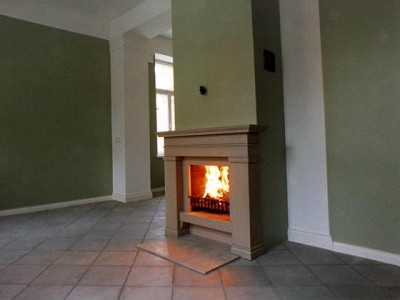 kamin, kamin, avatud nurgaga. kamin, kamin, kamin, kaminal ilus dolomiidist vooderdis, avatud kolle, ei ole ahi, on südamik, üleskäiva uksega. korsten, tuletoru, korsten viib suitsu korstnasse, lisatud kaunis element, asub esimesel korrusel, kaunis, avatud kolle, esifassaaf paekivist, sambad ja looduskivi, mis on kaunis. Asub saaremaal.