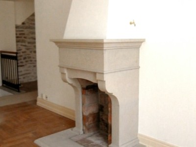 kamin, kamin, avatud nurgaga. kamin, kamin, kamin, kaminal ilus dolomiidist vooderdis, avatud kolle, ei ole ahi, on südamik, üleskäiva uksega. korsten, tuletoru, korsten viib suitsu korstnasse, lisatud kaunis element, asub esimesel korrusel, kaunis, avatud kolle, esifassaaf paekivist, sambad ja looduskivi, mis on kaunis. Asub saaremaal.