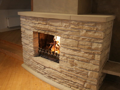 kaminal ilus dolomiidist vooderdis, avatud kolle, ei ole ahi, on südamik, üleskäiva uksega. korsten, tuletoru, korsten viib suitsu korstnasse, lisatud kaunis element, asub esimesel korrusel