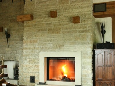 kamin, kaminal ilus dolomiidist vooderdis, avatud kolle, ei ole ahi, on südamik, üleskäiva uksega. korsten, tuletoru, korsten viib suitsu korstnasse, lisatud kaunis element, asub esimesel korrusel, kaunis,