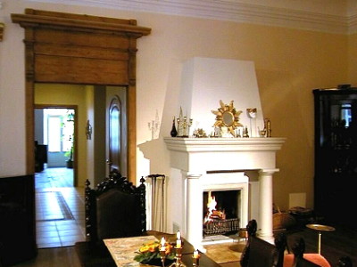 kamin, kaminal ilus dolomiidist vooderdis, avatud kolle, ei ole ahi, on südamik, üleskäiva uksega. korsten, tuletoru, korsten viib suitsu korstnasse, lisatud kaunis element, asub esimesel korrusel, kaunis, avatud kolle.