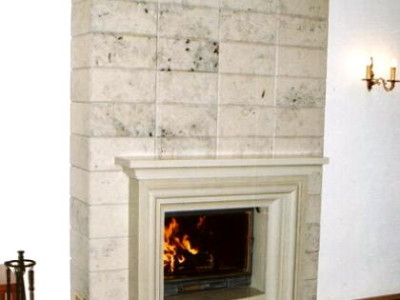 kamin, kamin, kaminal ilus dolomiidist vooderdis, avatud kolle, ei ole ahi, on südamik, üleskäiva uksega. korsten, tuletoru, korsten viib suitsu korstnasse, lisatud kaunis element, asub esimesel korrusel, kaunis, avatud kolle, esifassaaf paekivist