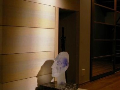 kaminal ilus dolomiidist vooderdis, avatud kolle, ei ole ahi, on südamik, üleskäiva uksega. korsten, tuletoru, korsten viib suitsu korstnasse