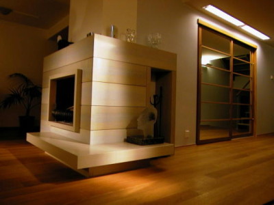 kamin, kaminal ilus dolomiidist vooderdis, avatud kolle, ei ole ahi, on südamik, üleskäiva uksega. korsten, tuletoru, korsten.