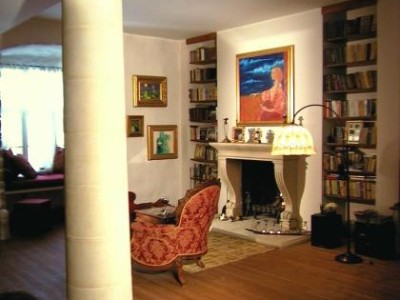 sammas esiplaanil, kaminal ilus dolomiidist vooderdis, avatud kolle, ei ole ahi, on südamik, üleskäiva uksega. korsten, tuletoru, korsten viib suitsu korstnasse, lisatud kaunis element, looduskivi