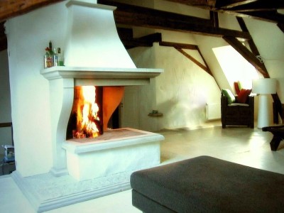 kamin, peasaaalikamin, kaunis, antiikne, dolomiidist kamin pööningul