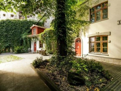 Dolomiidist portaal, trepp, aste