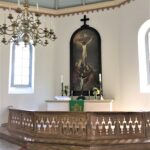 Kärdla Ristija Johannese kiriku altar ja ristimiskivi