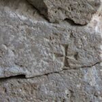 Kärdla Ristija Johannese kiriku altar ja ristimiskivi